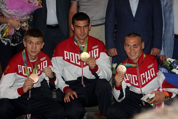 В аэропорту Белгорода встретили вернувшихся домой боксёров-олимпийцев