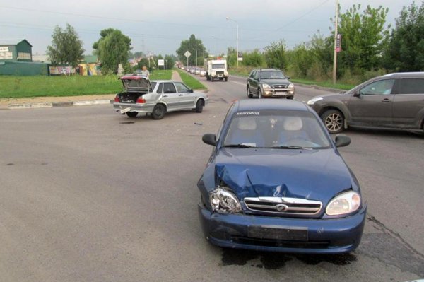 В Белгороде такси протаранило трактор