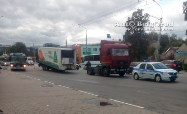 Вокзле автовокзала от грузовика оторвался прицеп