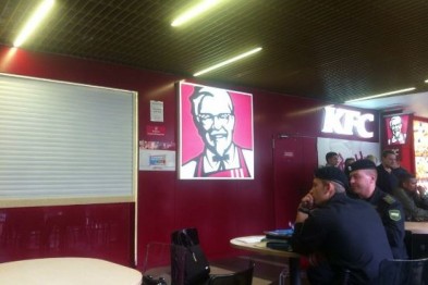 Сотрудники белгородского KFC забаррикадировались в ресторане от судебных приставов