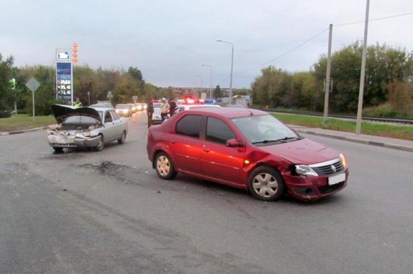 На белгородской трассе погиб водитель врезавшейся в дерево иномарки