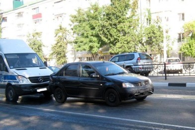 В Белгороде столкнулись микроавтобус и две легковушки
