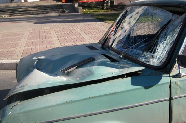 В Белгороде водитель ВАЗа выехал на красный свет и сбил пешехода