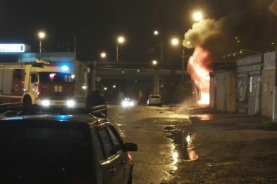 В Белгороде на «Водстрое» вспыхнул гараж. Видео
