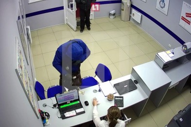 В Белгороде налётчик потерял деньги во время ограбления. Видео