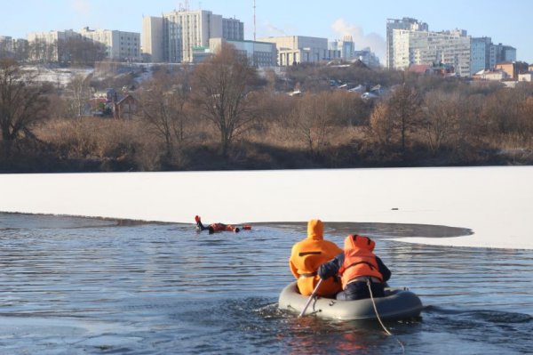 Белгородское МЧС провело учения по спасению провалившихся под лёд. Фоторепортаж