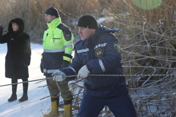 Белгородское МЧС провело учения по спасению провалившихся под лёд. Фоторепортаж