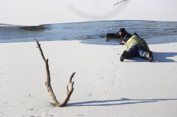 Белгородское МЧС провело учения по спасению провалившихся под лёд. Фоторепортаж