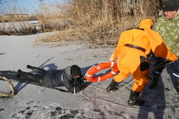 Белгородское МЧС провело учения по спасению провалившихся под лёд. Фоторепортаж