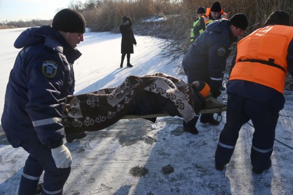 Белгородское МЧС провело учения по спасению провалившихся под лёд. Фоторепортаж