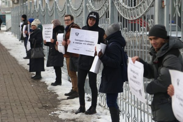 «Из-за Лежнева только хуже стало». Что говорили студенты Технолога на акции в поддержку блогера