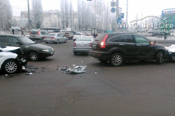 Под Белгородом КамАЗ протаранил автофургон «Пежо»