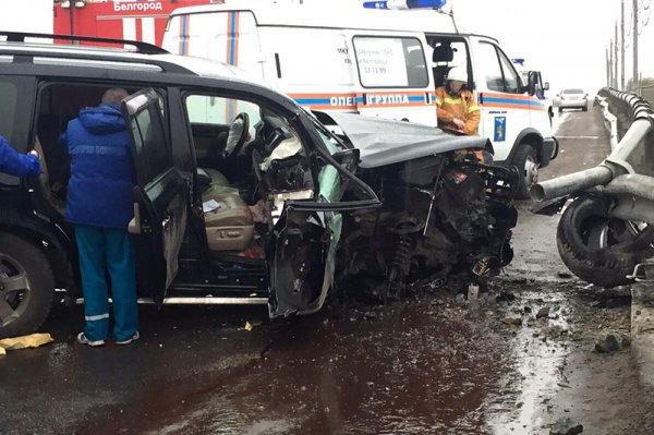 В Белгороде пьяный водитель внедорожника влетел в дорожное ограждение