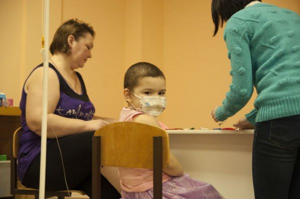Время быть красивой. В онкогематологическом отделении детской больницы мамы устроили салон красоты