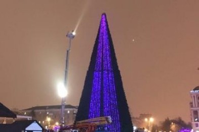 На городской площади нарядили новогоднюю ёлку