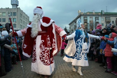 По Белгороду перед Новым годом пройдут 90 Дедов Морозов и Снегурочек