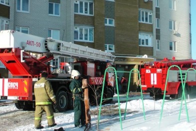 Пожарные спасли 10 человек из горящего дома на Макаренко. Видео