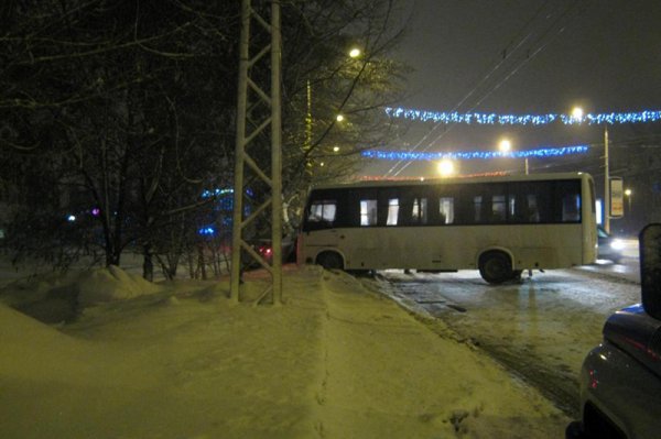 На белгородской трассе иномарка въехала в автобус