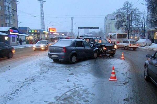 На белгородской трассе после столкновения с фурой погибли два человека