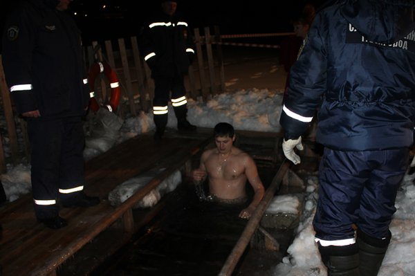 В крещенскую ночь в ледяную воду окунулись сотни белгородцев