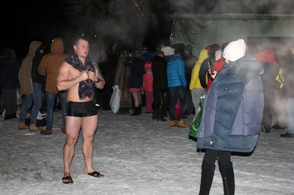 В крещенскую ночь в ледяную воду окунулись сотни белгородцев