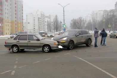 В Белгороде водительница «Порше» спровоцировала ДТП