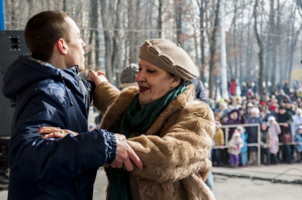 Белгородцы попрощались с зимой и сожгли Масленицу. Фоторепортаж