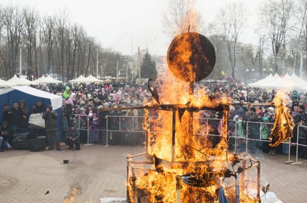 Белгородцы попрощались с зимой и сожгли Масленицу. Фоторепортаж