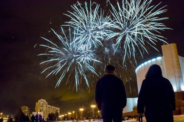 День защитника Отечества завершился фейерверком в парке Победы