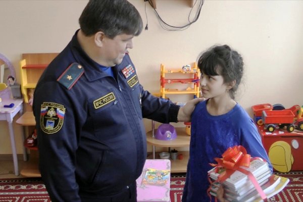 Глава белгородского МЧС навестил в больнице спасшую из пожара детей девочку