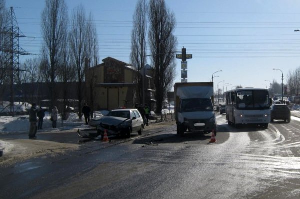 Спасатели вытащили из машины пострадавшего в ДТП под Белгородом
