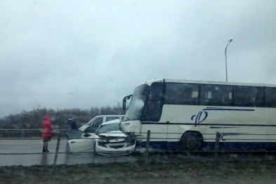 Под Белгородом иномарка влетела в автобус
