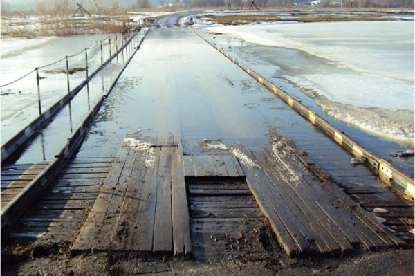 Река Оскол затопила мост в Белгородской области