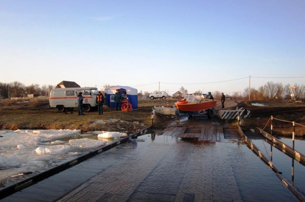 Река Оскол затопила мост в Белгородской области