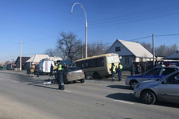 В Белгороде иномарка влетела под автобус