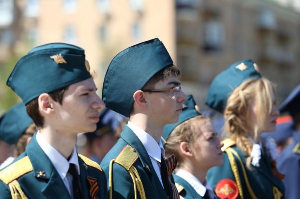 По Соборной площади прошли школьники в военной форме