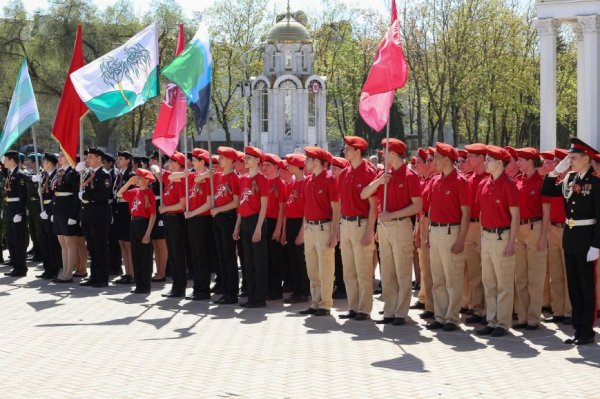 По Соборной площади прошли школьники в военной форме