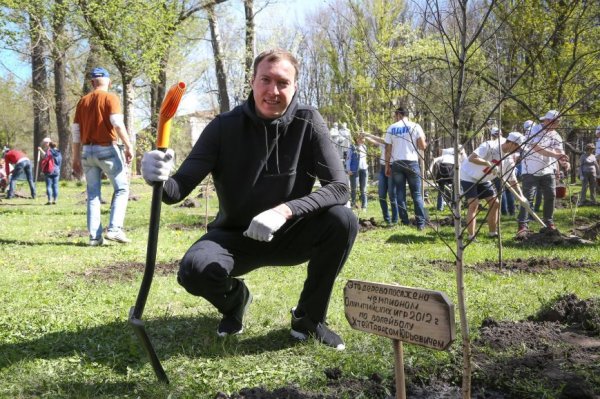 В парке Ленина мэр Константин Полежаев вместе с горожанами сажал деревья