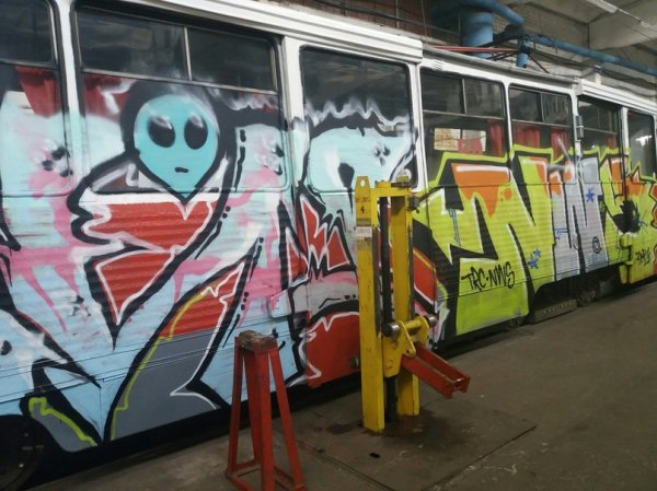 В Старом Осколе неизвестные разрисовали трамваи: в полицию никто не обращался