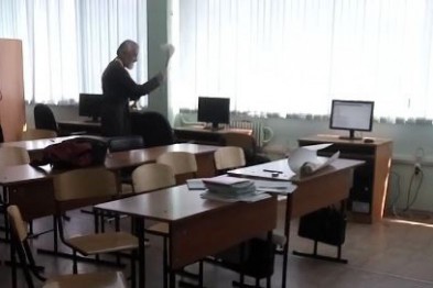 В белгородской школе священник окропил водой компьютреный класс. Видео