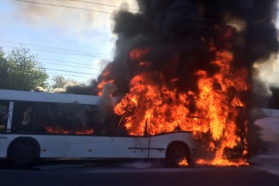 На остановке «Энергомаш» загорелся автобус