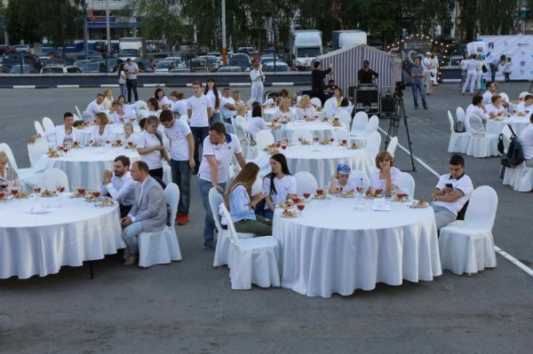 Люди в белом. «Белмелфест-2017» открылся в Белгороде с «Белого ужина» — фоторепортаж