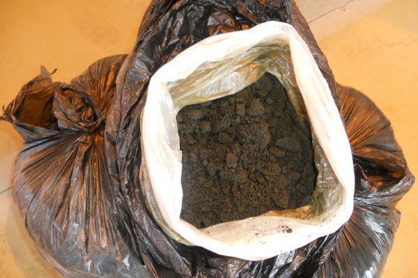 В запасном колесе «Мерседеса» таможенники нашли 22 килограмма насвая