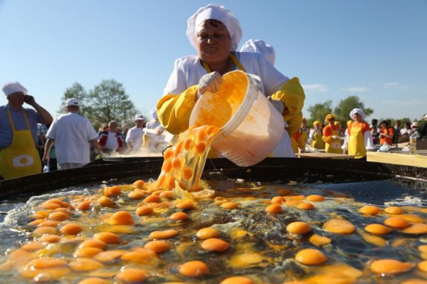Жители Нового Оскола приготовили гигантскую яичницу