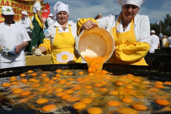 Жители Нового Оскола приготовили гигантскую яичницу