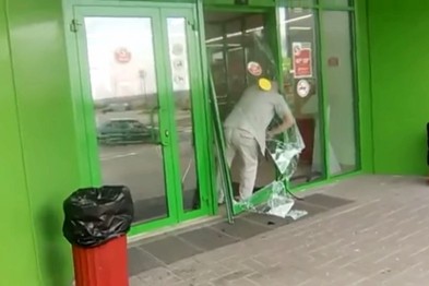 В Старом Осколе пенсионер протаранил телегой дверь супермаркета. Видео